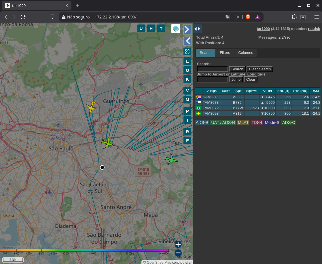 Mapa web do tar1090 no navegador com quatro aeronaves ao vivo sobre a região metropolitana de São Paulo, trilhas de voos anteriores e tabela com callsign, tipo, altitude e velocidade