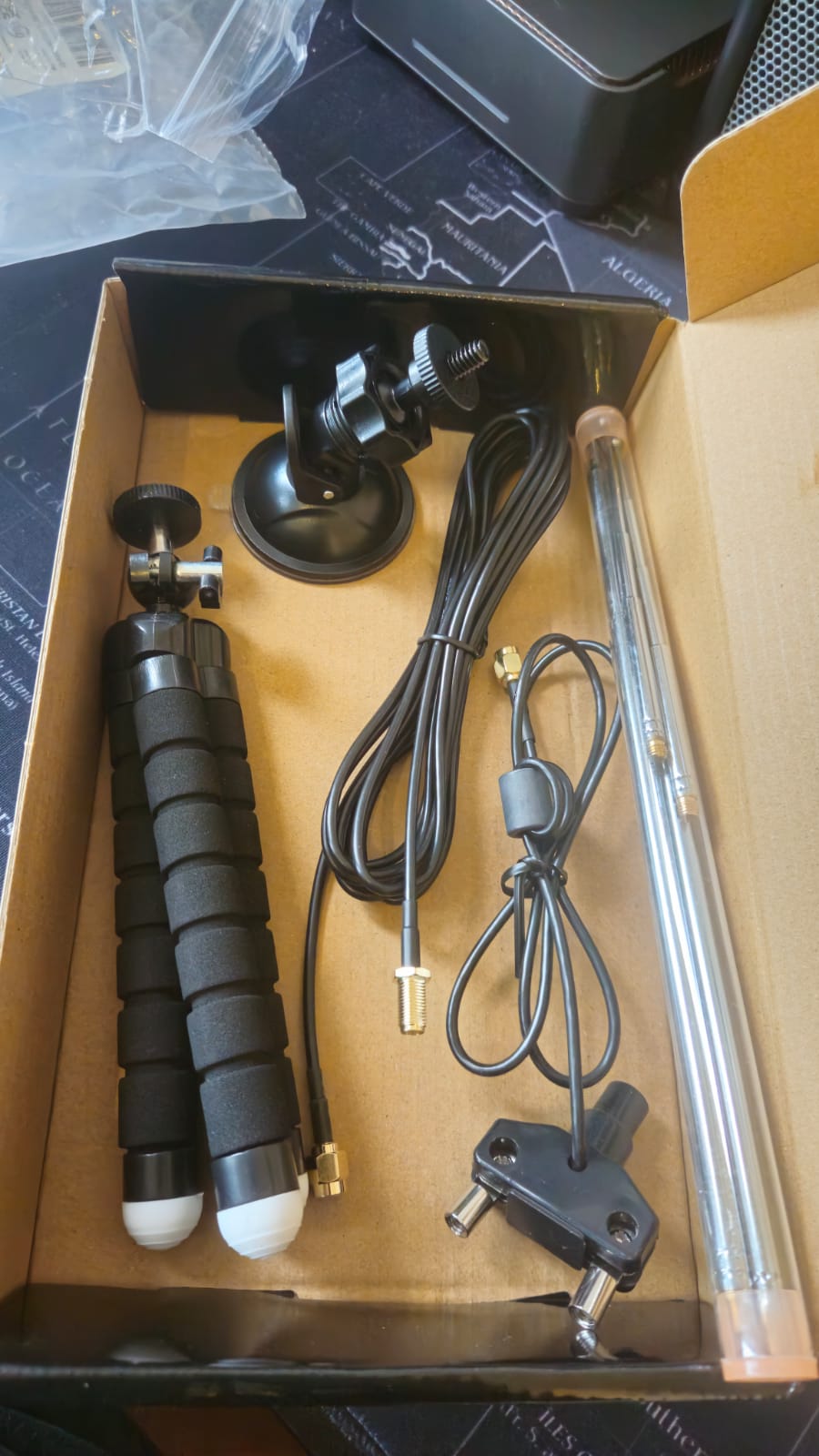 Conteúdo do kit na caixa: tripé flexível, suporte de ventosa, cabo de extensão e elementos telescópicos